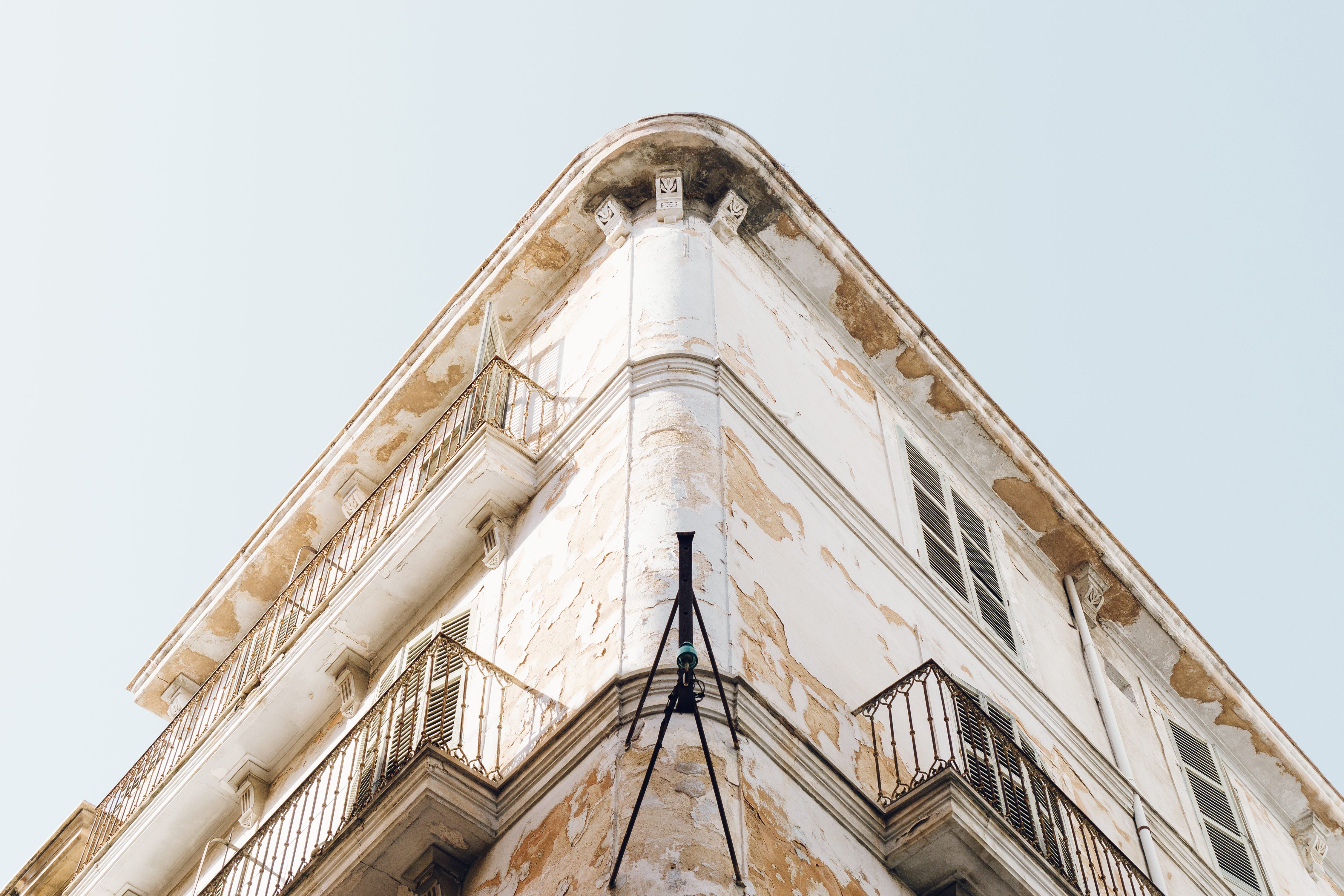 bottom-view-corner-building bottom-view-corner-building
